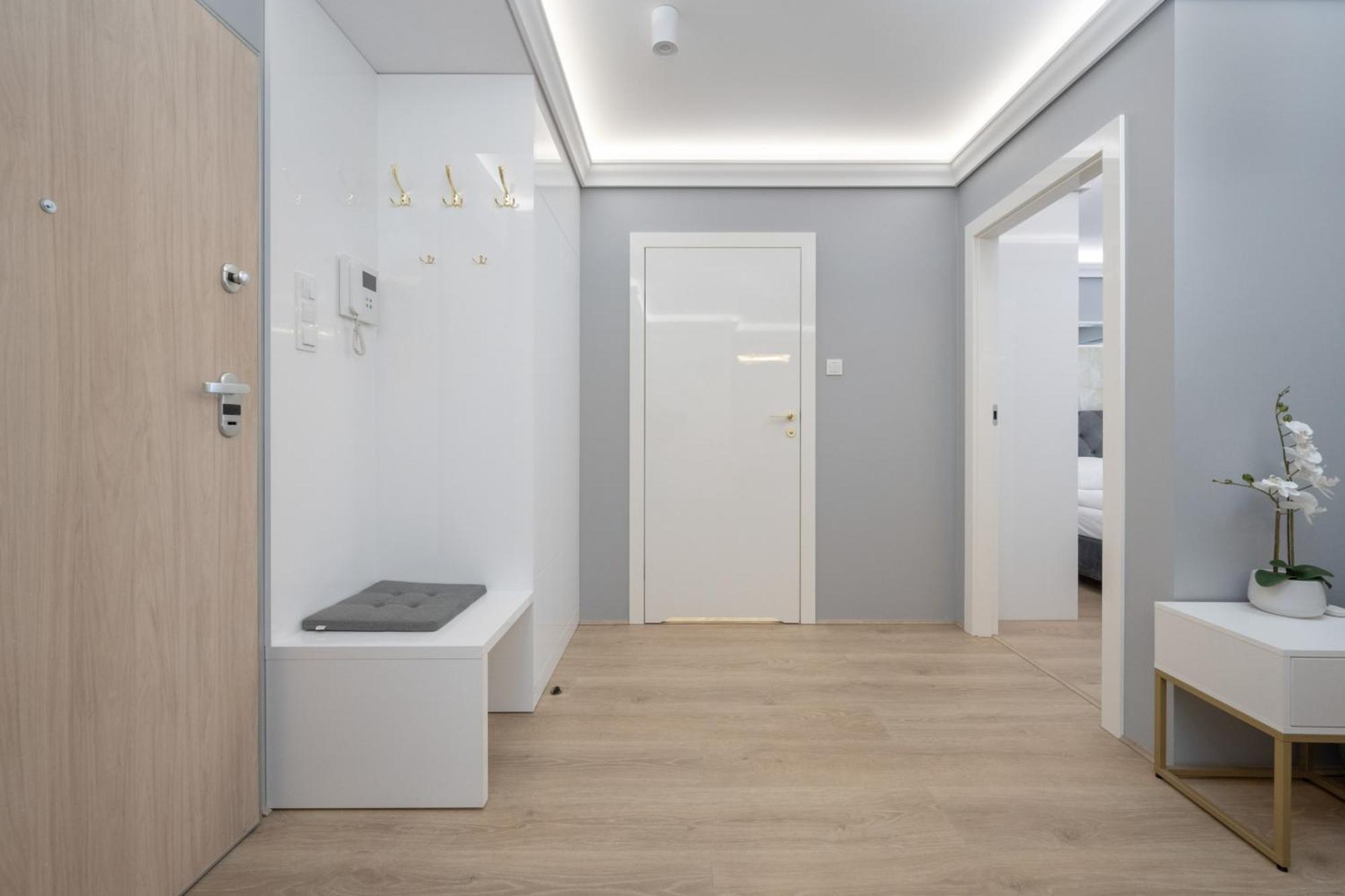 Elegant Apartment With Balcony By The Oder River In Wroclaw By Renters Prestige Exteriör bild