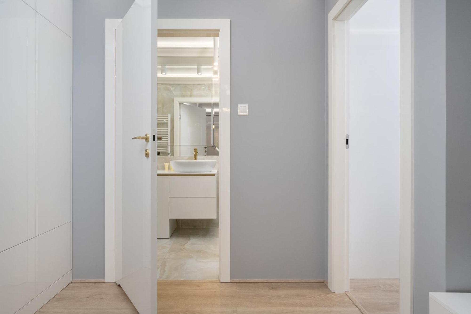 Elegant Apartment With Balcony By The Oder River In Wroclaw By Renters Prestige Exteriör bild