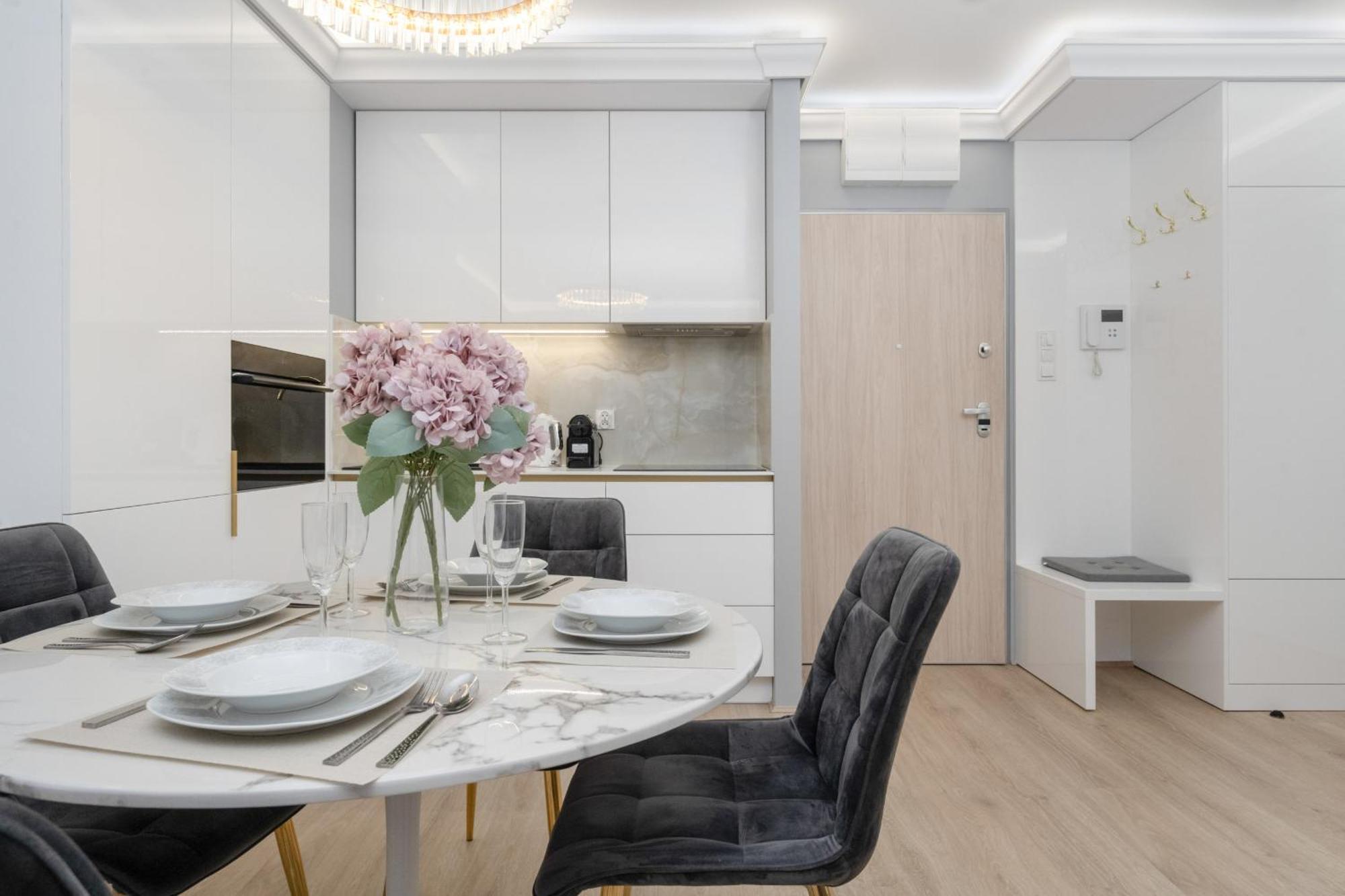 Elegant Apartment With Balcony By The Oder River In Wroclaw By Renters Prestige Exteriör bild