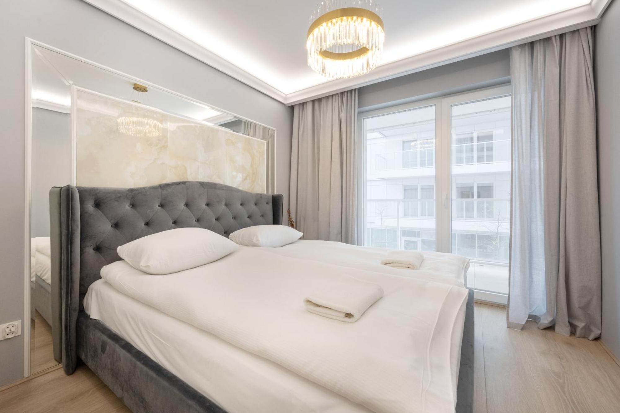 Elegant Apartment With Balcony By The Oder River In Wroclaw By Renters Prestige Exteriör bild
